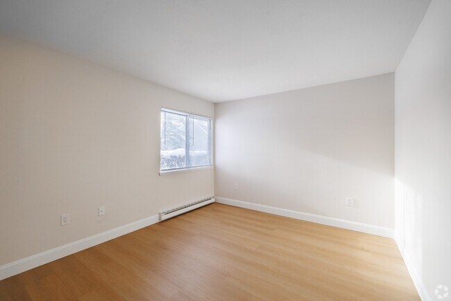 Building Photo - 2 Meadowbrook Cir