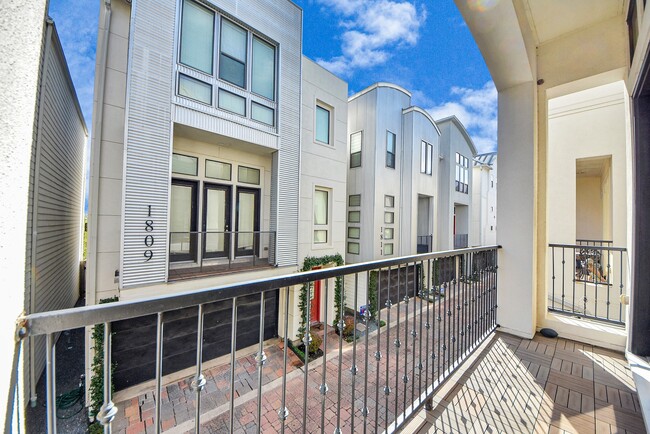 Building Photo - 1831 Dart St