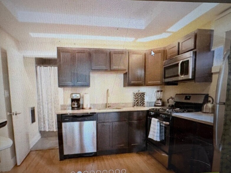 Building Photo - 830 W Altgeld St