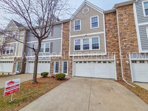Building Photo - Bright & Spacious Waukee Townhome Near Dining, Shopping & Entertainment