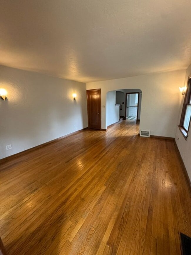 Building Photo - 3008 Hoagland Ave