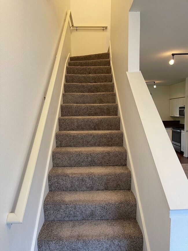 Building Photo - Extremely Gorgeous and Spacious 2 bedroom Condo