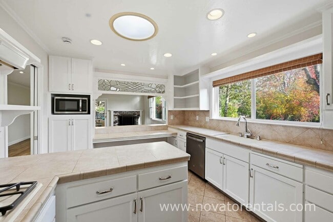 Building Photo - 40 Martinez Ct