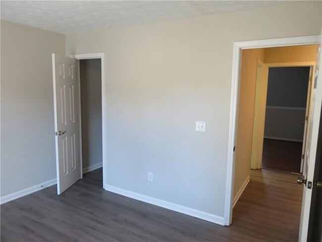 Building Photo - 204 Twin Pines Ct