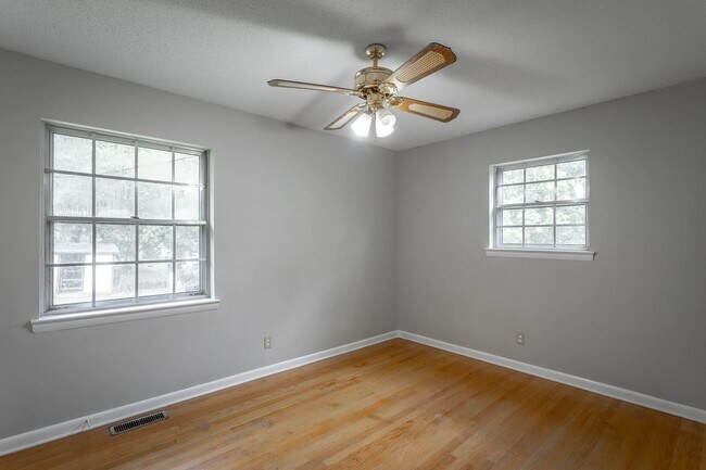 Building Photo - 3 Bedroom Home Close to All