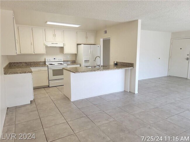 Building Photo - FANTASTIC SINGLE-STORY TOWNHOME JUST MINUT...