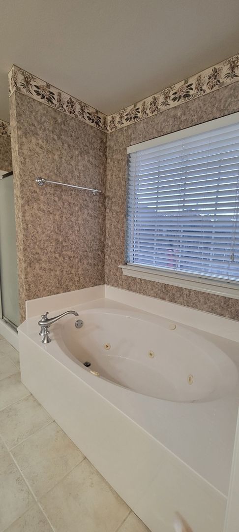 Building Photo - 1 Level Union School 3/2/2 w/ office and bonus room.