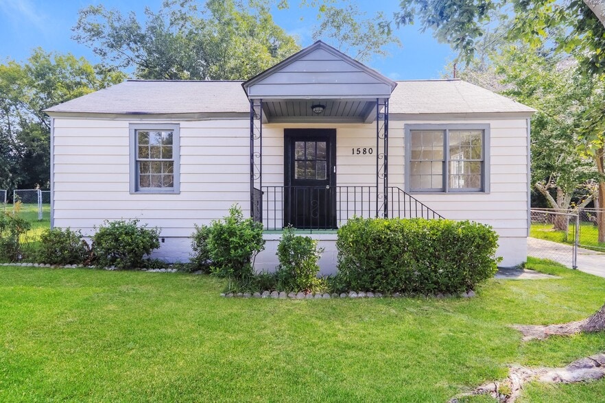 Building Photo - 1580 Burton Ave