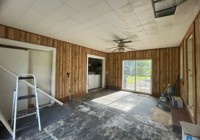 Building Photo - Spacious 3 Bedroom 1 Bath home with large storage building on a beautiful lot