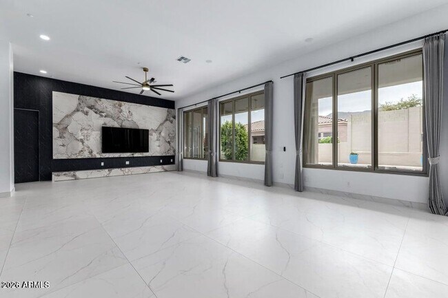 Building Photo - 11312 E Greenway Rd