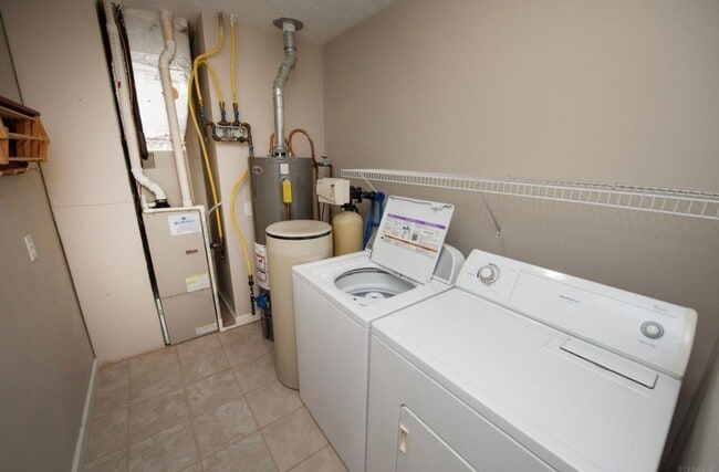 Building Photo - Carrington Estates...3 Bedroom 2 Bath