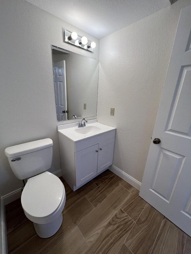 Building Photo - Newly Remodeled 2BR unit