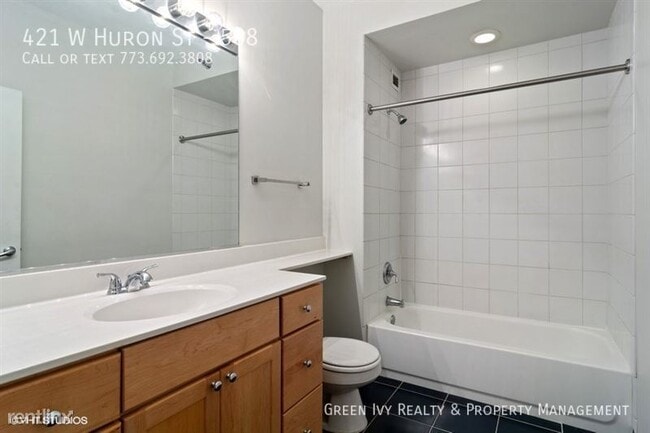 Building Photo - Stunning River North condo with Huge Patio!