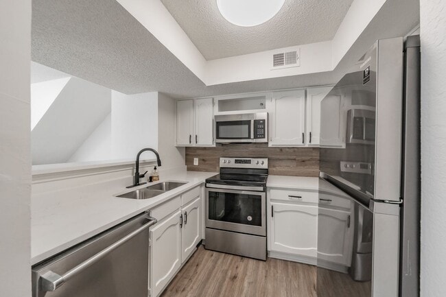 Building Photo - Updated 1-Bedroom Condo in Gated Community...