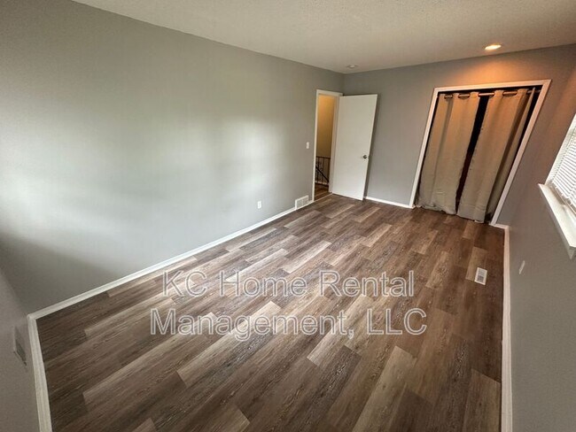 Building Photo - 222 N Oak Dr