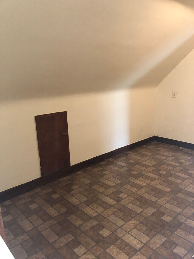 Building Photo - Cleveland Heights 1 bedroom 3rd Floor