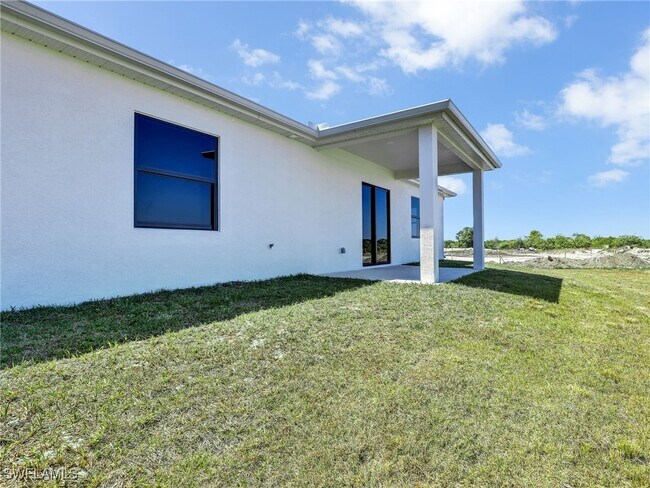 Building Photo - 633 Cane St E