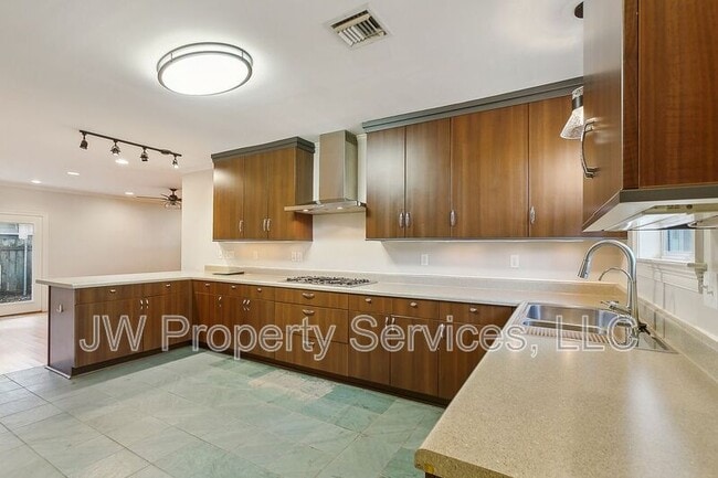 Building Photo - 5427 Charlotte Dr