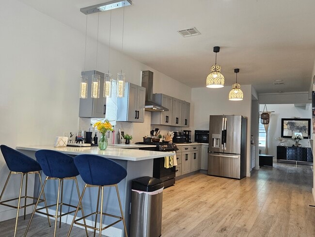 Building Photo - 84 Center Ave