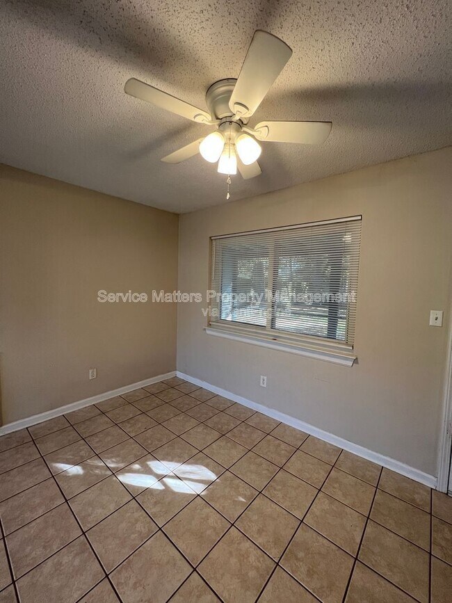 Building Photo - 303 Newcastle Dr