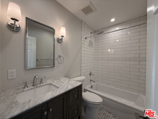 Building Photo - 2939 Oakhurst Ave
