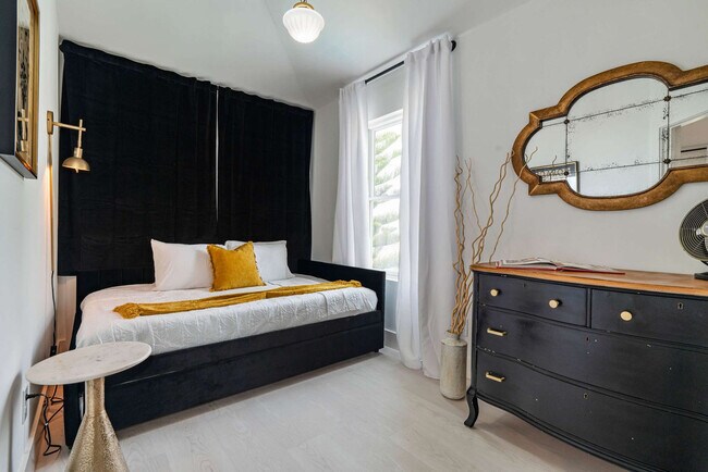 Building Photo - 28 W Castillo Dr