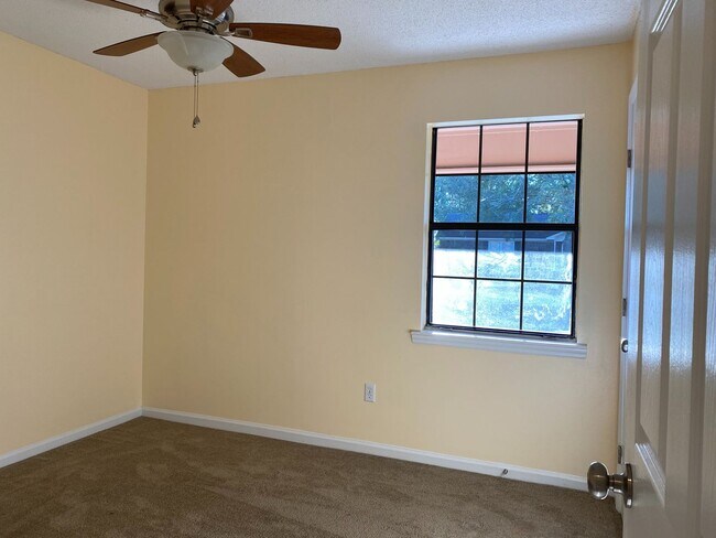 Building Photo - 15 Patricia Ln