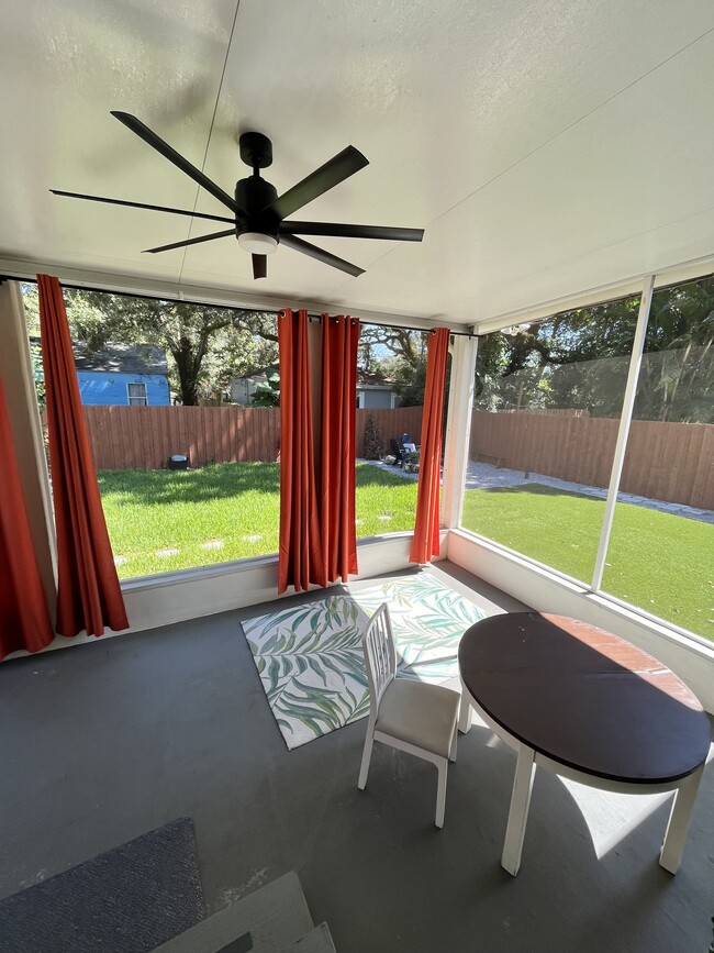 Screened lanai - 1208 E Hamilton Ave