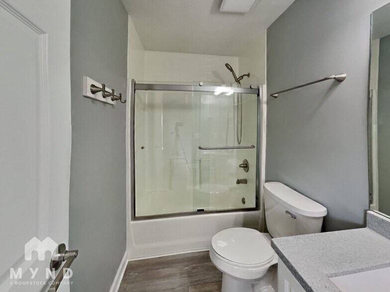 Building Photo - 6410 Hollingsworth Dr