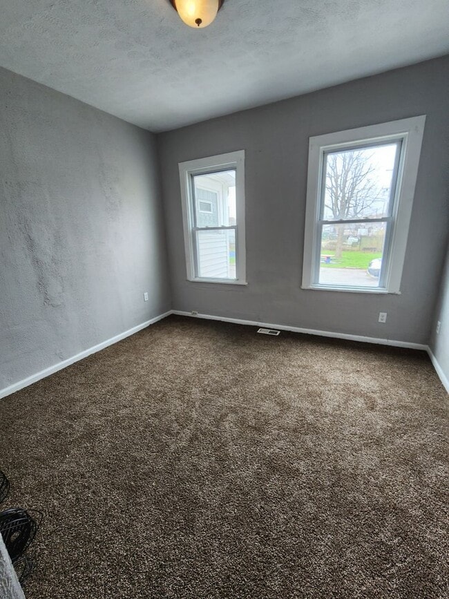 Building Photo - One Bedroom House For Rent