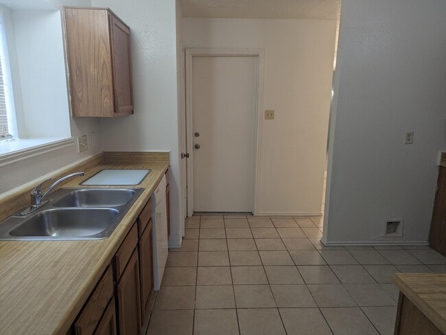 Building Photo - 21318 Meadowhill Dr
