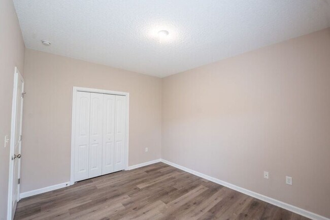 Building Photo - 10 Arbors Cir