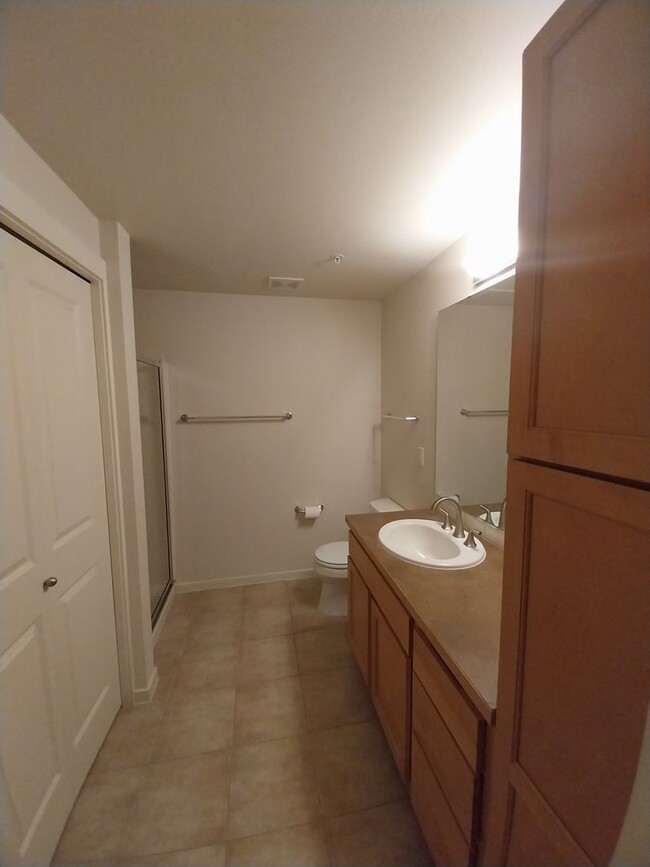 Building Photo - Beautiful 2 beds/1.75 baths condo in sough...