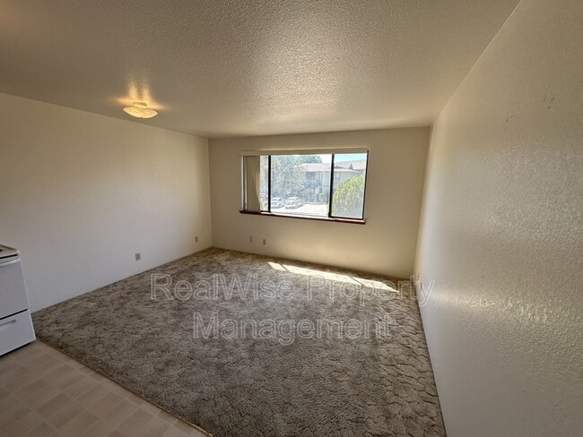 Building Photo - 415 NE Silverwood Pl