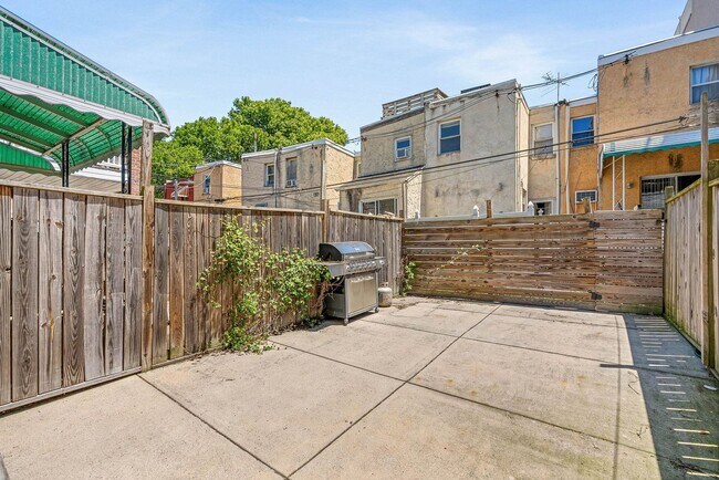 Building Photo - 2911 S 15th St