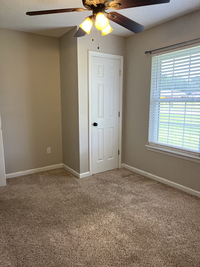 Building Photo - 1240 Desert Storm Dr