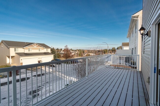 Building Photo - 3 Bedroom, 2 bathroom townhouse on Sunnyside Hill!