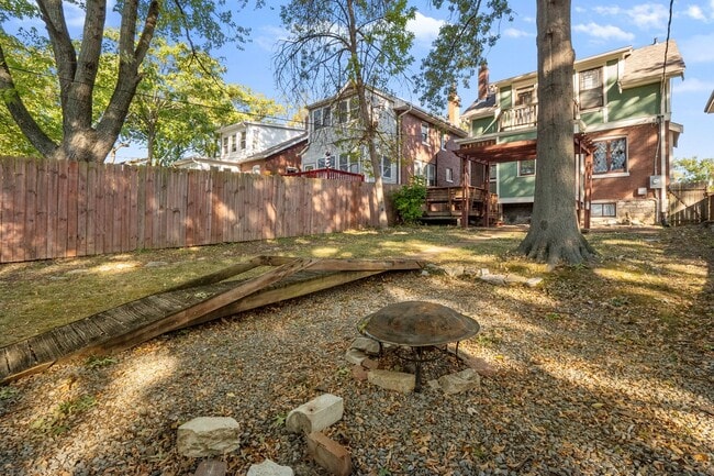 Building Photo - Hi-Pointe Adjacent House!