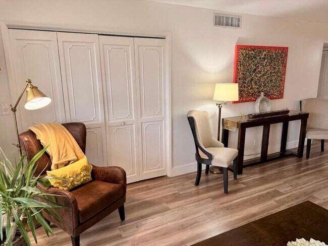 Building Photo - 2651 S Palm Aire Dr