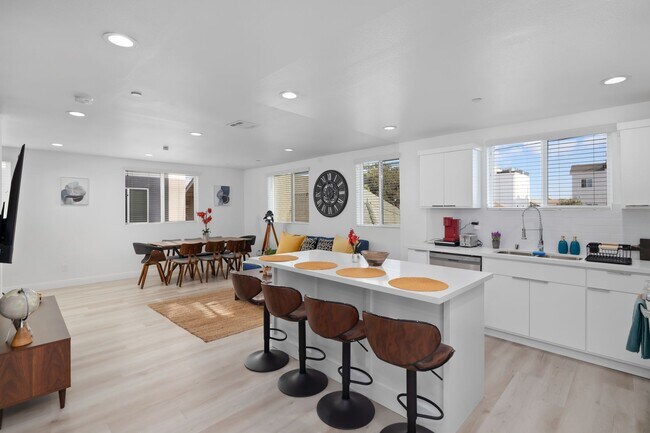 Building Photo - 4-Unit Townhome Community | Luxury Living Near DTLA