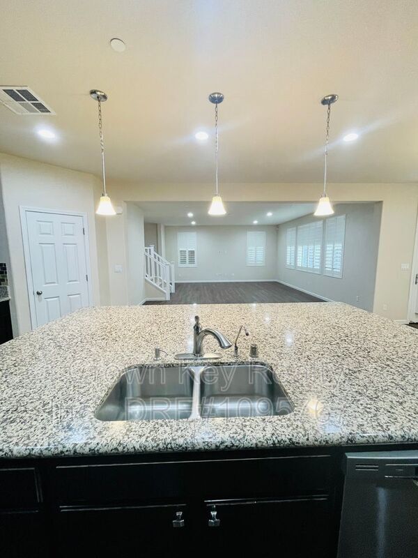 Building Photo - 611 W Strauss Dr