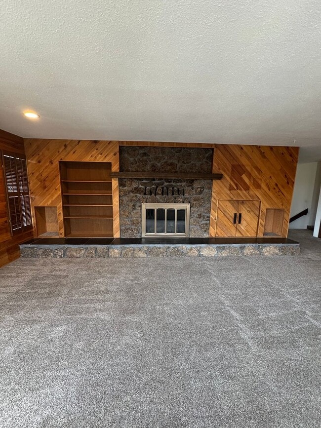 Building Photo - 3 Bdrm, 3 Bath home in Lynnewood with Gourmet Kitchen, 3 miles to Sky Lakes Medical Ctr and OIT