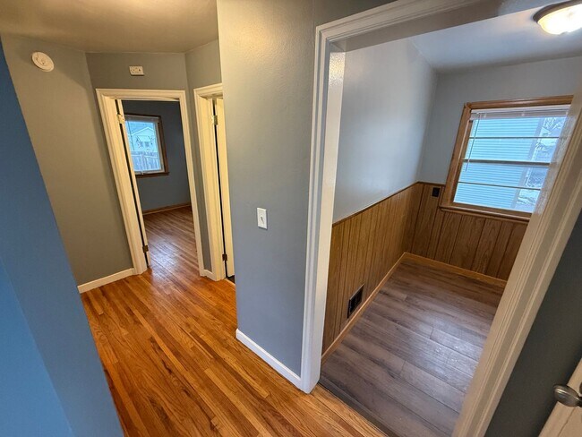 Building Photo - 2 Bed, 1 Bath Single-Family Home Close to Downtown!