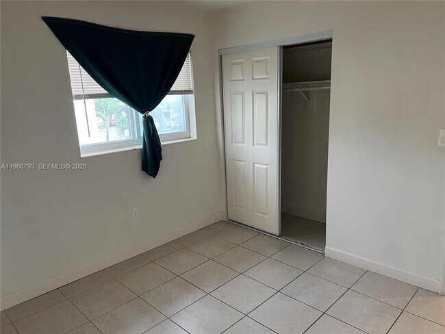 Building Photo - 890 NW 22nd Ct