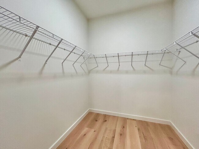 Building Photo - Bright & Spacious 1 Bedroom, 1 Bathroom with Resort-Style Amenities