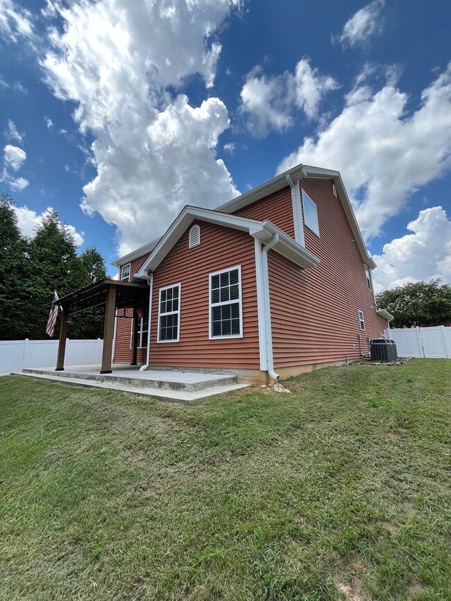 Building Photo - Stunning 3 Bed 3 Bath Home