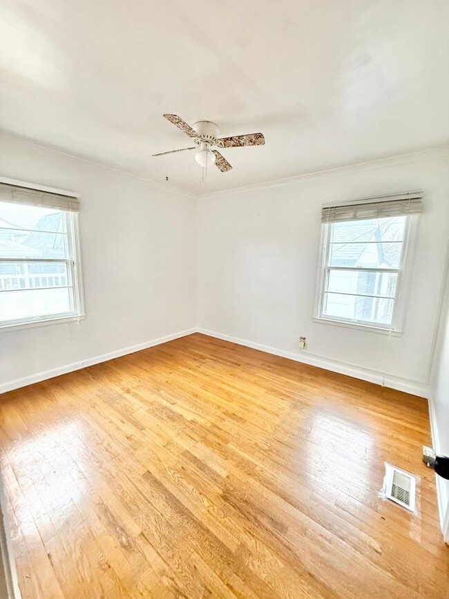 Building Photo - Move in ready home on Routt!