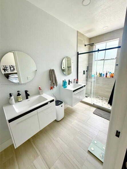 Master bathroom - 1481 SE 25th Ter
