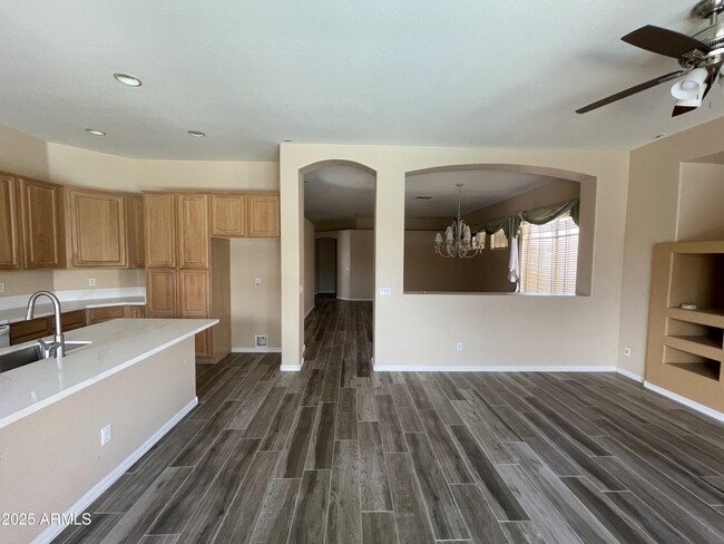 Building Photo - 901 W Oriole Way