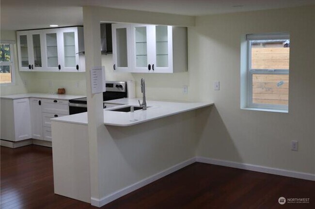 Building Photo - Charming Retreat: Fully Remodeled 3 Bed, 2...